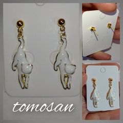 ジャンプ猫ちゃんピアス(白)