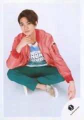 【中古】生写真(ジャニーズ) ジャニーズJr./正門良規/全身・座り・衣装ピンク白緑・右手顎/「関西ジャニーズJr. 春休みスペシャルShow 2018」グッズ撮影オフショット/公式生写真