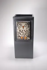 【信楽焼 陶器 傘立 】　黒マットふくろうレリーフ傘立 　新品 （信楽焼・陶器・傘立・梅雨・玄関・和風おしゃれ）