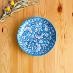 陶器飾り皿　インド　ブルーポタリー　中サイズ　水色地に唐草