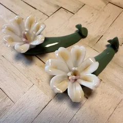 陶器製💙花の箸置き 2個セット♡白い花とグリーンリーフの上品な和モダンデザイン テーブルを華やかに彩る食卓インテリア