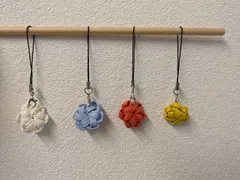 ワンポイントがかわいい💛　エコクラフトキーホルダー　2個セット【ハンドメイド　青白黄赤　ストラップ　水引き】