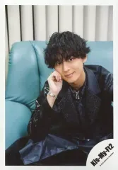 【中古】生写真(ジャニーズ) Kis-My-Ft2/藤ヶ谷太輔/膝上・座り・衣装黒・右手顔・口閉じ・前屈み・左向き/シングル「Edge of Days」MVオフショット/公式生写真