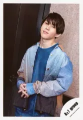 【中古】生写真(ジャニーズ) Aぇ! group/末澤誠也/膝上・衣装青.グレー.茶色・両手組み・顔傾げ/「Aぇ! group Zepp LIVE 2020 STARTING NOW 413」グッズオフショット/公式生写真