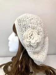 ハンドメイド　スパンコール　お花モチーフ　透かし編み　オフホワイト　ベレー帽