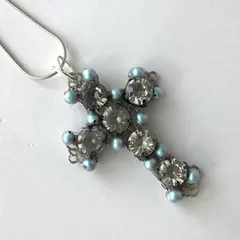 クリスタルとライトブルーパール十字架のシルバーネックレス