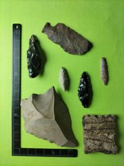石器セット (出土品)石匙、石銛、石槍、石鏃3プラス土器片