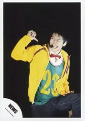 【中古】生写真(ジャニーズ) NEWS/増田貴久/ライブフォト・膝上・衣装黄色・黒・しゃがみ・イヤホンマイク・目線左・背景黒/公式生写真