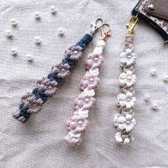 【組み合わせ選べる29色】 マクラメ編み お花とパールのハンドストラップ