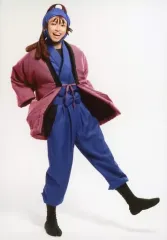 【中古】生写真(男性) 佐藤智広(尾浜勘右衛門)/全身・衣装青紫・右手ポケット・左足上げ・口開け・キャラクターショット/「ミュージカル 忍たま乱太郎 第8弾 がんばれ五年生!技あり、術あり、初忍務!!」ブロマイド