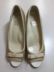 ナチュラルビューティー　ベージュ麦わら風 オープントゥパンプス 新品同様