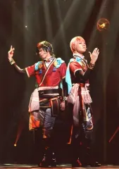 【中古】生写真(男性) 山崎大輝(斎宮宗)・猪野広樹(影片みか)/ライブフォト・全身・七夕祭衣装・キャラクターショット・2Lサイズ/Valkyrie/「『あんさんぶるスターズ!エクストラ・ステージ』～Memory of Marionette～」舞台写真(ユニッ