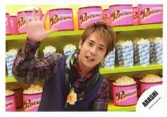 【中古】生写真(ジャニーズ) 嵐/二宮和也/横型・バストアップ・衣装チェック・ベストグレー・右手パー・背景ポップコーン/公式生写真