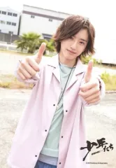 【中古】生写真(ジャニーズ) なにわ男子/道枝駿佑/上半身・衣装ピンク・緑・両手親指立て・口閉じ/「少年たち 青春の光に・・・」オリジナルフォト