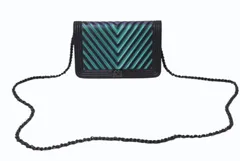 CHANEL シャネル ボーイシャネル チェーンウォレット 23番台 ココマーク カーフスキン ブラック 玉虫カラー 美品 中古 4b001737