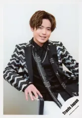 【中古】生写真(ジャニーズ) Travis Japan/吉澤閑也/膝上・座り・衣装黒.白・右手背もたれ・カメラ目線/「Travis Japan LIVE TOUR 2020 ENTER 1234567」グッズオフショット/公式生写真