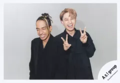 【中古】生写真(STARTO) Aぇ! group/草間リチャード敬太・小島健/横型・上半身/「Aぇ! group Debut Tour ～世界で1番AぇLIVE～」グッズオフショット/公式生写真