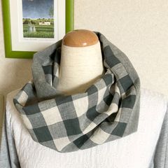綿麻ブロックチェック（モスグリーン×生成り）×無地ダンガリーのバイカラースヌード（シングル、ねじりあり）