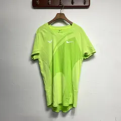 ラファエル・ナダル ナイキ 緑色Vネックシャツと灰色ショーツ上下セット ラファエル・ナダル ナイキ 緑色Vネックシャツと灰色ショーツ