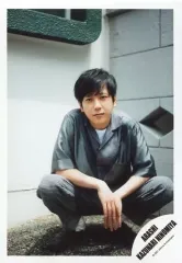 【中古】生写真(ジャニーズ) 嵐/二宮和也/全身/二宮和也 アーティスト写真撮影オフショット/公式生写真