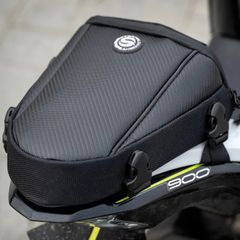 バッグ オートバイ リアシート 大容量 多機能 ブラックポリエステル 耐水性 調節可能ストラップ 取り外し可能カバー ツーリング収納 旅行道具 ヘルメット収納 車体固定 簡単設置 オートバイ用品 ユニバーサルギア シンプルデザイン バイク ブラック