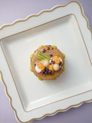 キャラメルケーキ(フェイクスイーツ)のピルケース(ゴールド  ミラー付き)