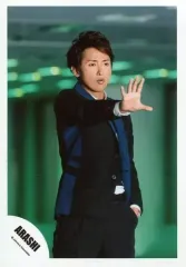 【中古】生写真(ジャニーズ) 嵐/大野智/膝上・衣装黒青・右手パー突き出し・左手ポケット・体右向き・背景緑/「復活LOVE」PV＆ジャケ写撮影オフショット/公式生写真