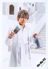 【中古】生写真(ジャニーズ) Kis-My-Ft2/千賀健永/膝上・衣装白・左手ペンキ・右手ハケ・カメラ目線・背景白/シングル「君、僕。」MV＆ジャケ写オフショット/公式生写真 