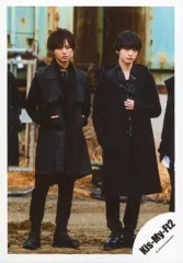 【中古】生写真(ジャニーズ) Kis-My-Ft2/玉森裕太・藤ヶ谷太輔/全身・玉森が左手を胸・藤ケ谷が両手ポケット/17夏 コンサートパンフ＆グッツ撮影オフショット/公式生写真