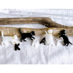 白黒猫イニシャルレジンストラップ　キーホルダーゆらゆらイニシャル白猫・黒猫ちゃん