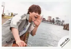 【中古】生写真(ジャニーズ) なにわ男子/大橋和也/横型・膝上・衣装グレー・白・左手パー・右向き・口開け/「少年たち 青春の光に・・・」グッズオフショット/公式生写真