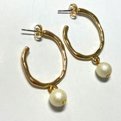 シンプル コットンパール ピアス 揺れる フープピアス