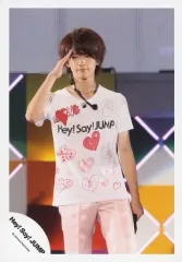 【中古】生写真(ジャニーズ) Hey! Say! JUMP/知念侑李/ライブフォト・膝上・衣装白・ハート柄・右手敬礼・左手マイク下/公式生写真