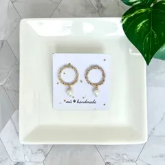 ゴールドリング×コットンパール風ビーズのピアス