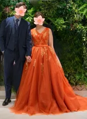 実例写真！カラードレス テラコッタ色 Vネックドレス ノースリーブ リーフ刺繍 キラキラ光る刺繍 大人っぽい エレガント