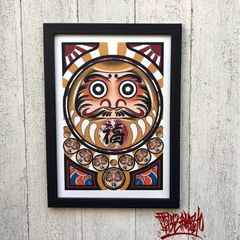 尾九 開運イラスト 黄福達磨 七転び八起き 魔除け A4サイズ フレーム付き