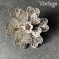 ビンテージ　ブローチ　クラシカルでエレガントなデザイン！　シック輝き　花　シルバートーン　（AKS023）　