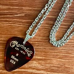 ギターピック　ペンダントネックレス　(3mm) Martin ベッコウ1
