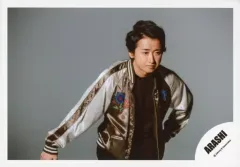 【中古】生写真(ジャニーズ) 嵐/大野智/横型・上半身・衣装グレー茶白・体右向き・前屈み・左手腰・背景グレー/16-17冬 パンフ＆グッズ撮影/公式生写真