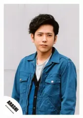 【中古】生写真(ジャニーズ) 嵐/二宮和也/上半身・衣装青白・デニム・体斜め左向き・目線右/「青空の下、キミのとなり」PV＆ジャケ/公式生写真