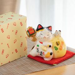薬師窯 満願成就招き猫(宝運び)  置物 陶器　縁起物 雑貨 インテリア ギフト プレゼント かわいい おしゃれ 新築祝い 結婚祝い お祝い 母の日 父の日 敬老の日 記念品 7892