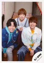 【中古】生写真(ジャニーズ) Aぇ! group/小島健・福本大晴・佐野晶哉/膝上・座り・階段・両手組み・カメラ目線/「Aぇ! group Zepp LIVE 2020 STARTING NOW 413」グッズオフショット/公式生写真