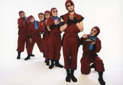 【中古】生写真(男性) 集合(7人)/横型・全身・衣装赤・渡辺首傾げ・湯のみ・団子・背景白・キャラクターショット/ドクタケセット/「ミュージカル 忍たま乱太郎 第8弾 再演 がんばれ五年生!技あり、術あり、初忍務!!」ブロマイド第1弾