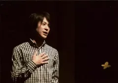 【中古】生写真(男性) 村田恒(秋川諒)/ライブフォト・横型・上半身・シャツ白・黒・右手胸元/「RP☆THEATER vol.2 泪橋ディンドンバンド2 ～傷だらけの夕陽～」舞台写真