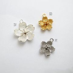 1個 真鍮製 金アレ対応 桜 さくら 春 花びら モチーフ チャーム 本金メッキ アクセサリーパーツ コネクター ペンダント 手芸 ハンドメイド