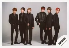 【中古】生写真(ジャニーズ) SixTONES/集合(6人)/横型・全身・衣装黒・両手下・片手ポケット・京本首傾げ・背景白/「TrackONE -IMPACT-」グッズオフショット/公式生写真