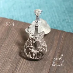 エレキギターブローチシルバー　軽量 キラキラ楽器 音楽 メンズ 新品未使用 バンド コンサート 演奏会 男女兼用 NerD