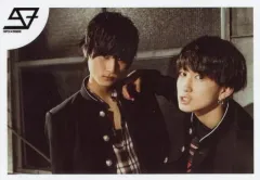 【中古】生写真(男性) SUPER★DRAGON/飯島颯・池田彪馬/横型・バストアップ・衣装黒・赤・チェック柄・学ラン・池田右手飯島肩/「6th ONEMAN LIVE TOUR『HAZARDSCHOOL 0』」スーパー生写真セット～HAZARDMATE～