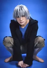 【中古】生写真(男性) 鳥越裕貴(小林芳雄)/全身・しゃがみ・背景青・キャラクターショット/セットB/舞台「TRICKSTER～the STAGE～」ブロマイド