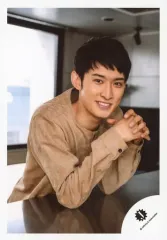 【中古】生写真(ジャニーズ) 関西ジャニーズJr./向井康二/バストアップ・座り・衣装ベージュ・両手重ね・体右向き/18初夏 関西ジャニーズJr. 「滝沢歌舞伎2018 名古屋公演」パンフレット撮影オフショット/公式生写真